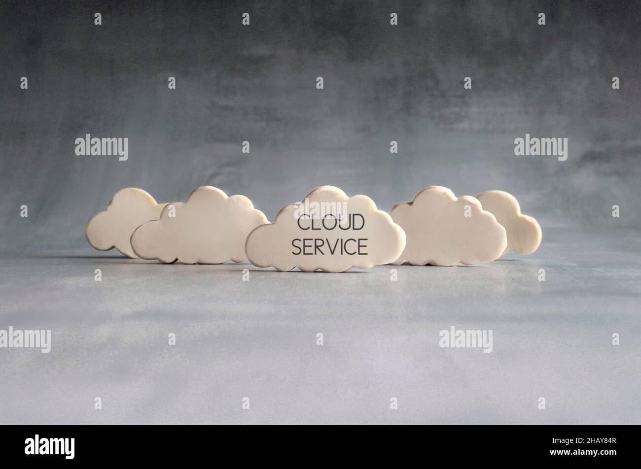 Concetto di cloud computing. Fumetti bianchi con servizio CLOUD di testo. Foto Stock