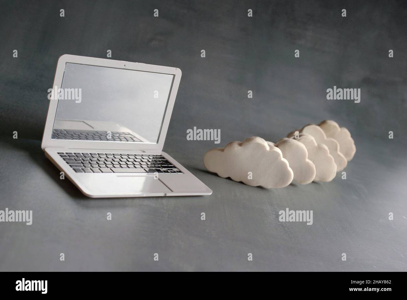Concetto di cloud computing. Notebook e nuvole bianche. Foto Stock