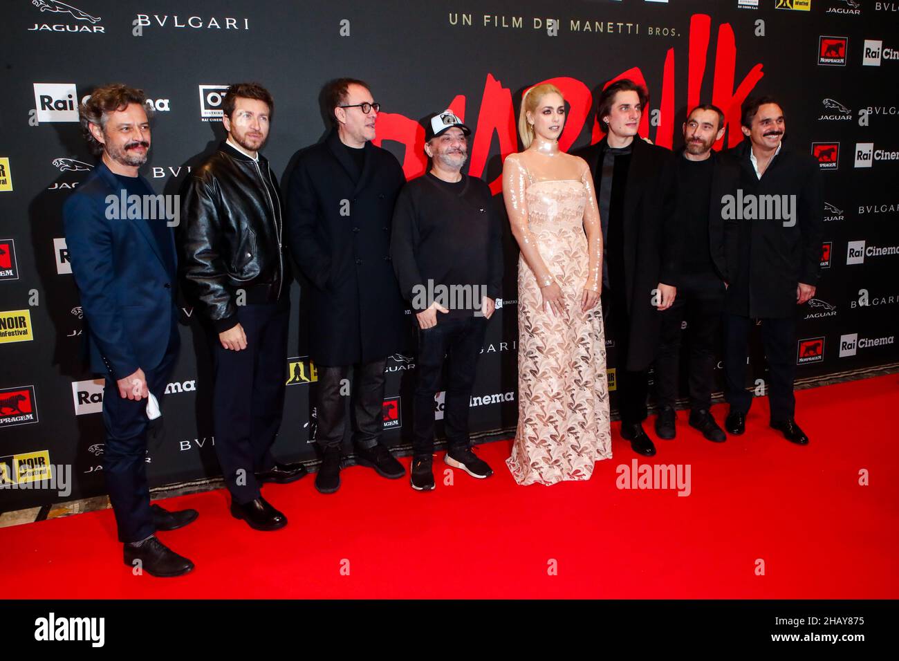 Milano, Italia. 15th Dic 2021. Alessandro Roia, Valerio Mastandrea, Marco Manetti, Miriam Leone, Luca Marinelli, Antonio Manetti, Pier Giorgio Bellocchio durante Premiere del film Diabolik, News in Milano, Italia, 15 dicembre 2021 Credit: Independent Photo Agency/Alamy Live News Foto Stock