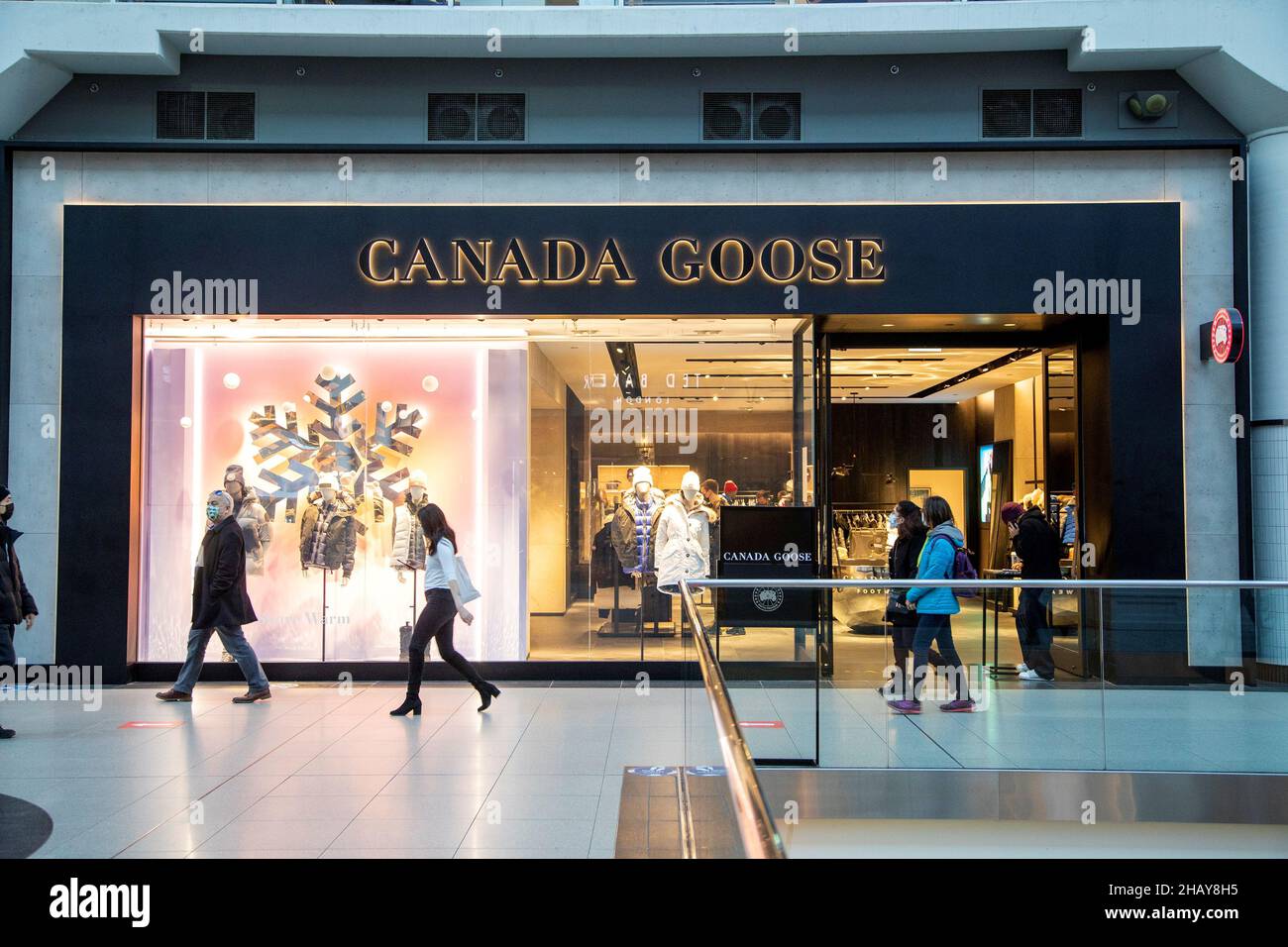 Un negozio Canada Goose nel centro commerciale CF Toronto Eaton Centre a  Toronto, Ontario, Canada 13 dicembre 2021. REUTERS/Carlos Osorio Foto stock  - Alamy