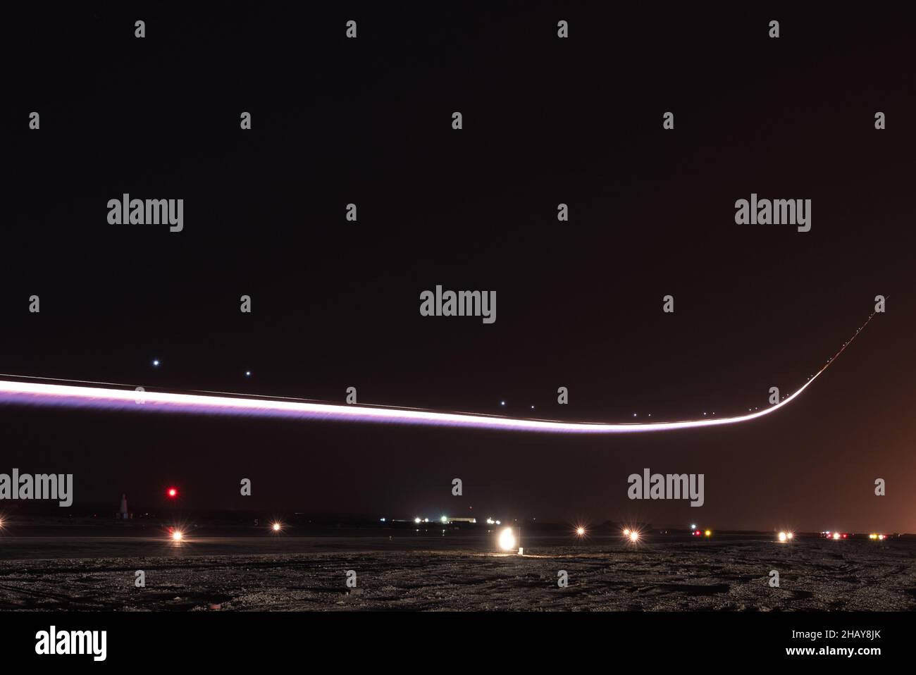 US Air Force F-16 Fighting Falcons assegnato al 55th Fighter Squadron decollo in un luogo non divulgato da qualche parte nel sud-ovest asiatico, 27 ottobre 2021. Questo sortie due uomini è stato volato a sostegno della soppressione della difesa aerea nemica. (STATI UNITI Air Force foto scattata da Senior Airman Jack layman) Foto Stock