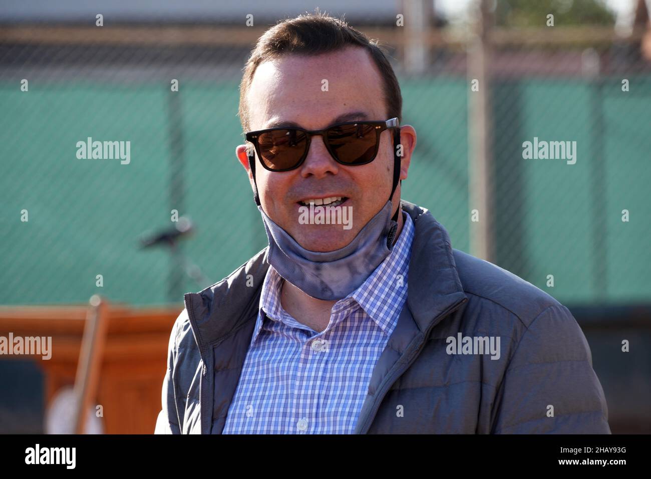 Los Angeles Dodgers direttore senior delle pubbliche relazioni Joe Jareck durante una cerimonia all'avanguardia Dodgers Dreamfield al Maywood Park. Il progetto in Foto Stock