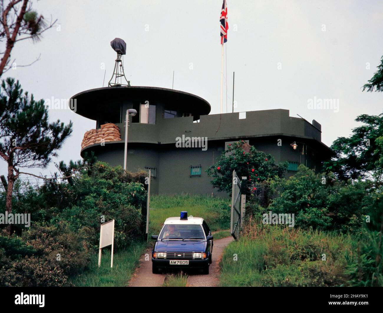 Nga Yiu Police Post, nuovi territori, Hong Kong 1986 - uno dei sette posti di frontiera “Macintosh Fort”. Bandiera dell'Unione che vola sopra il posto. Foto Stock