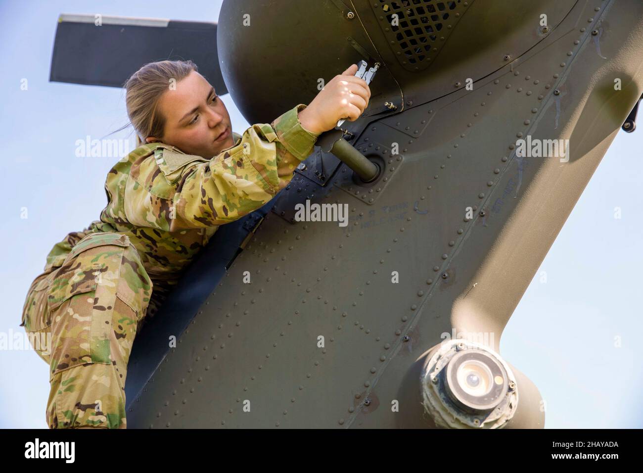 Grafenwoehr, Baviera, Germania. 14th Set 2021. SPC dell'esercito degli Stati Uniti. Alyssa Lore, 1-214th General Support Aviation Battaglione, 12th Combat Aviation Brigade, prepara l'elicottero UH-60m Black Hawk per il volo sulla Grafenwoehr Training Area, Germania, 14 settembre 2021. I soldati assegnati a 12th TAXI si stanno attualmente allenando per un evento chiamato Royal Black Hawk, dove si alleneranno a fianco dell'esercito francese nel mese di ottobre. Credit: Jacob Bradford/U.S. Army/ZUMA Press Wire Service/ZUMAPRESS.com/Alamy Live News Foto Stock