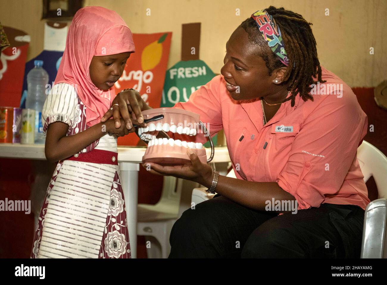 11 agosto 2021 - We'a, Gibuti - U.S. Army Sgt. Stovall Volanta, igienista dentale, Team di specializzazione funzionale degli affari civili, Task Force europea Meridionale '''' Africa, insegna a una ragazza Gibutiana come spazzolare i denti durante una classe di igiene orale ospitata in collaborazione con l'Association des Femmes de We'a.. Credit: Andrew Kobialka/U.S.A. Army/ZUMA Press Wire Service/ZUMAPRESS.com/Alamy Live News Foto Stock