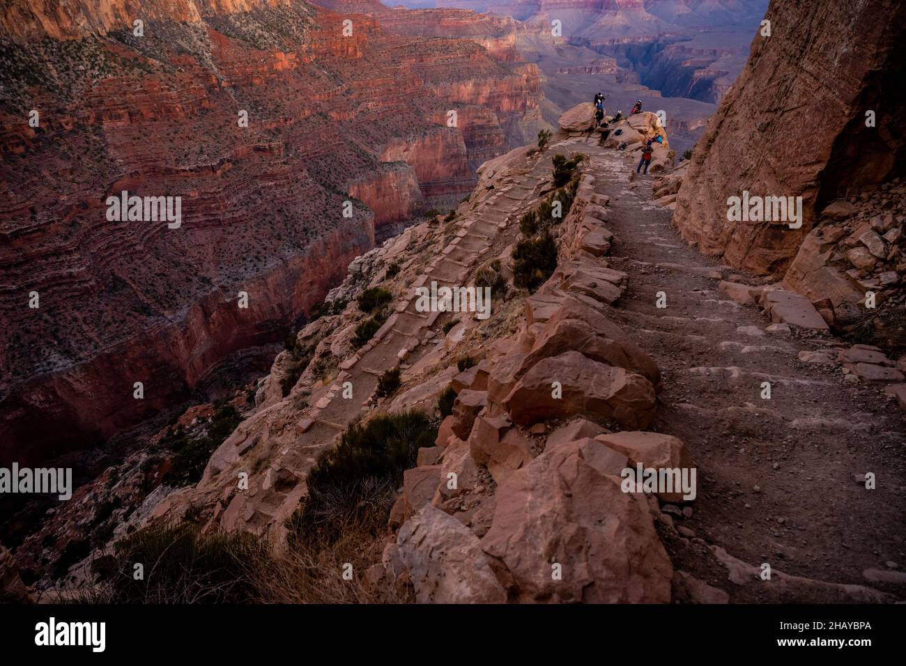 Gli escursionisti si radunano per l'Alba a Ooh Ahh Point lungo il Kaibab Trail nel Grand Canyon Foto Stock