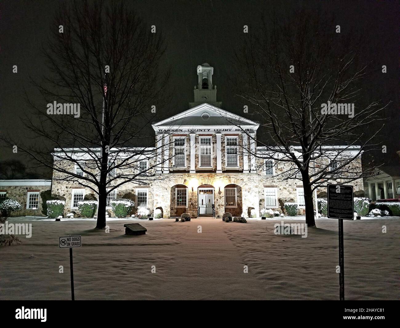 FRONT ROYAL, STATI UNITI D'AMERICA - 13 gennaio 2019: Warren County, VA Courthouse dopo una nevicata Foto Stock