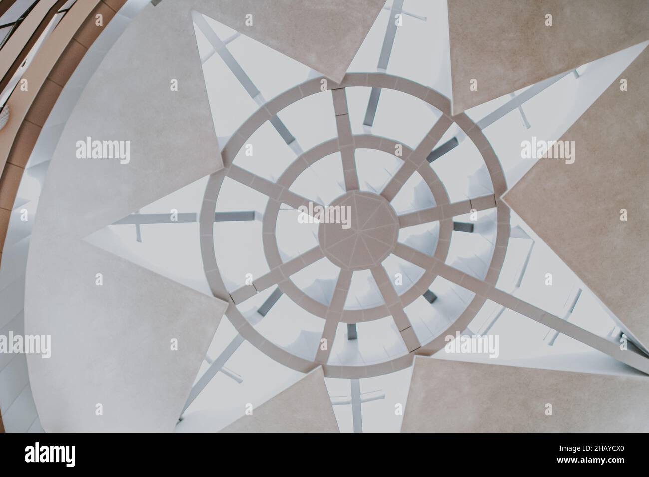 Astratto geometrico architettura moderna del soffitto del Dubai Mall con vista prospettica a forma di cono Foto Stock