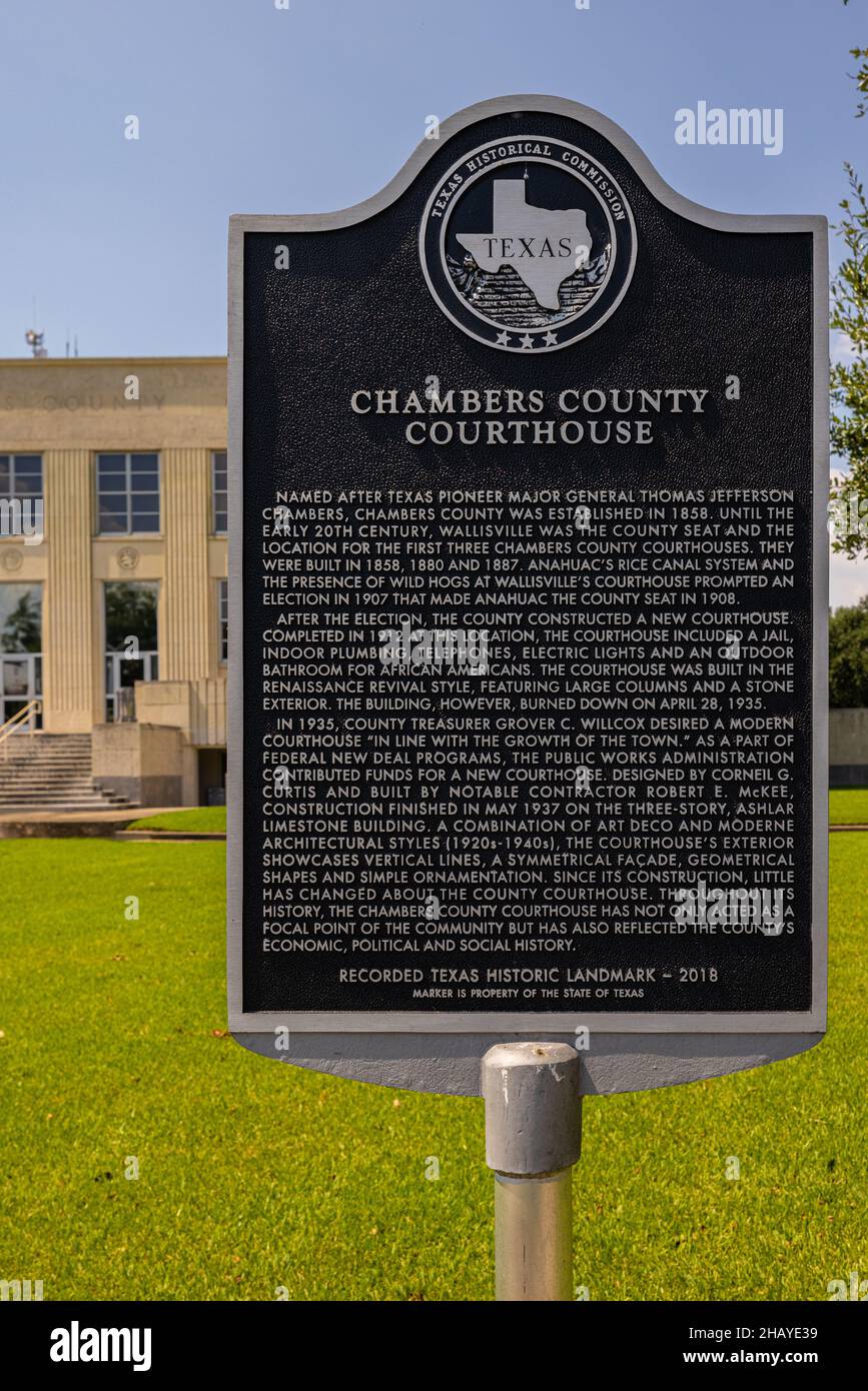 Anahuac, Texas, USA - 19 settembre 2021: Il tribunale della contea di Chambers, marcatore della storia della contea di Chambers Foto Stock