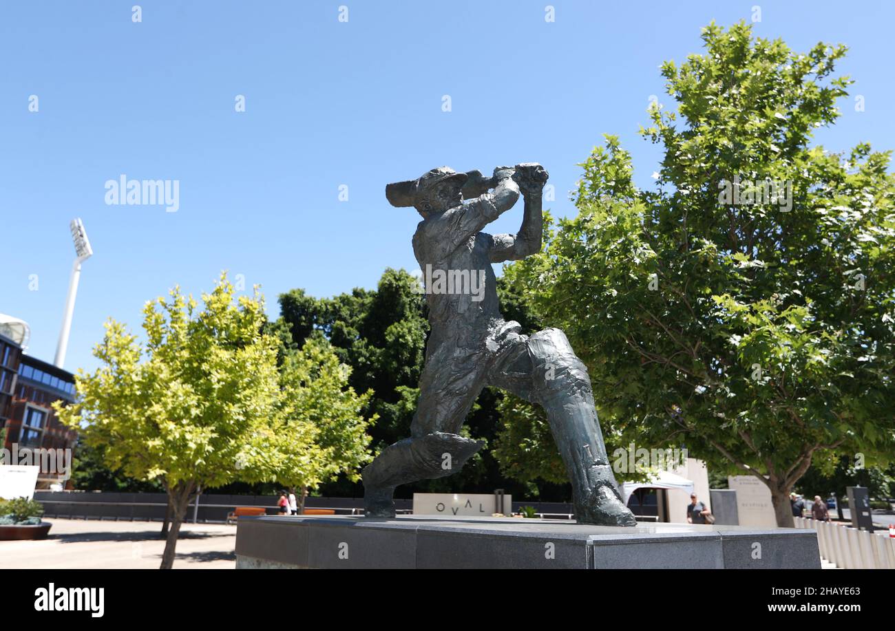 Una statua di Don Bradman è vista fuori terra durante il primo giorno della seconda prova delle ceneri all'Adelaide Oval di Adelaide. Data immagine: Giovedì 16 dicembre 2021. Foto Stock