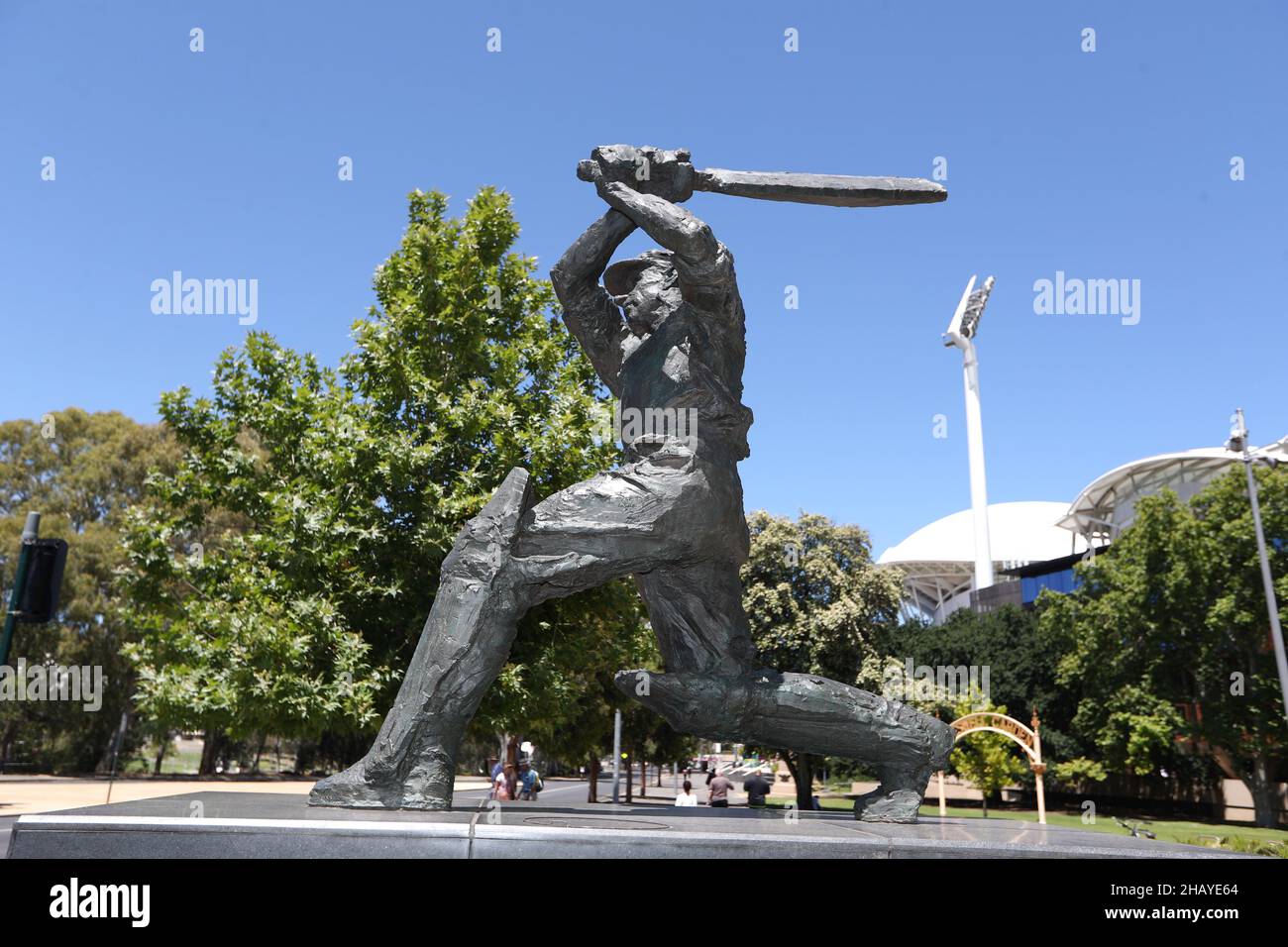 Una statua di Don Bradman è vista fuori terra durante il primo giorno della seconda prova delle ceneri all'Adelaide Oval di Adelaide. Data immagine: Giovedì 16 dicembre 2021. Foto Stock