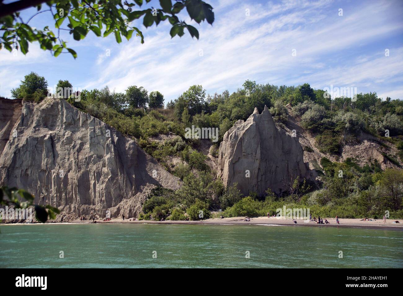 Vista estiva sulla costa del lago Ontario a Scarborough Bluffs Park, la destinazione all'aperto della città popolare tra i cittadini di Toronto Foto Stock