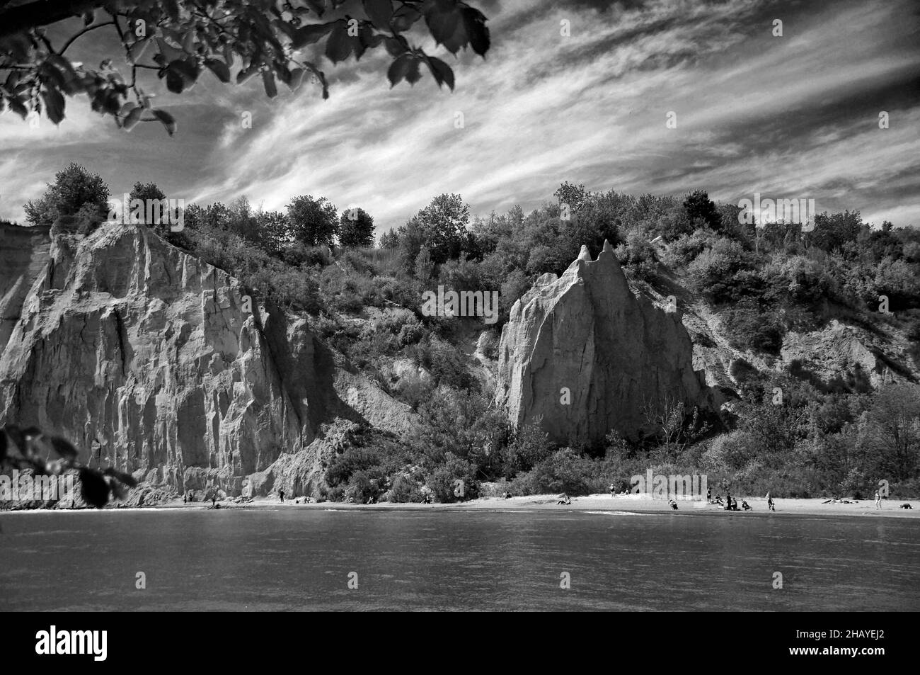 Vista estiva sulla costa del lago Ontario a Scarborough Bluffs Park, la destinazione all'aperto della città popolare tra i cittadini di Toronto. Foto Stock