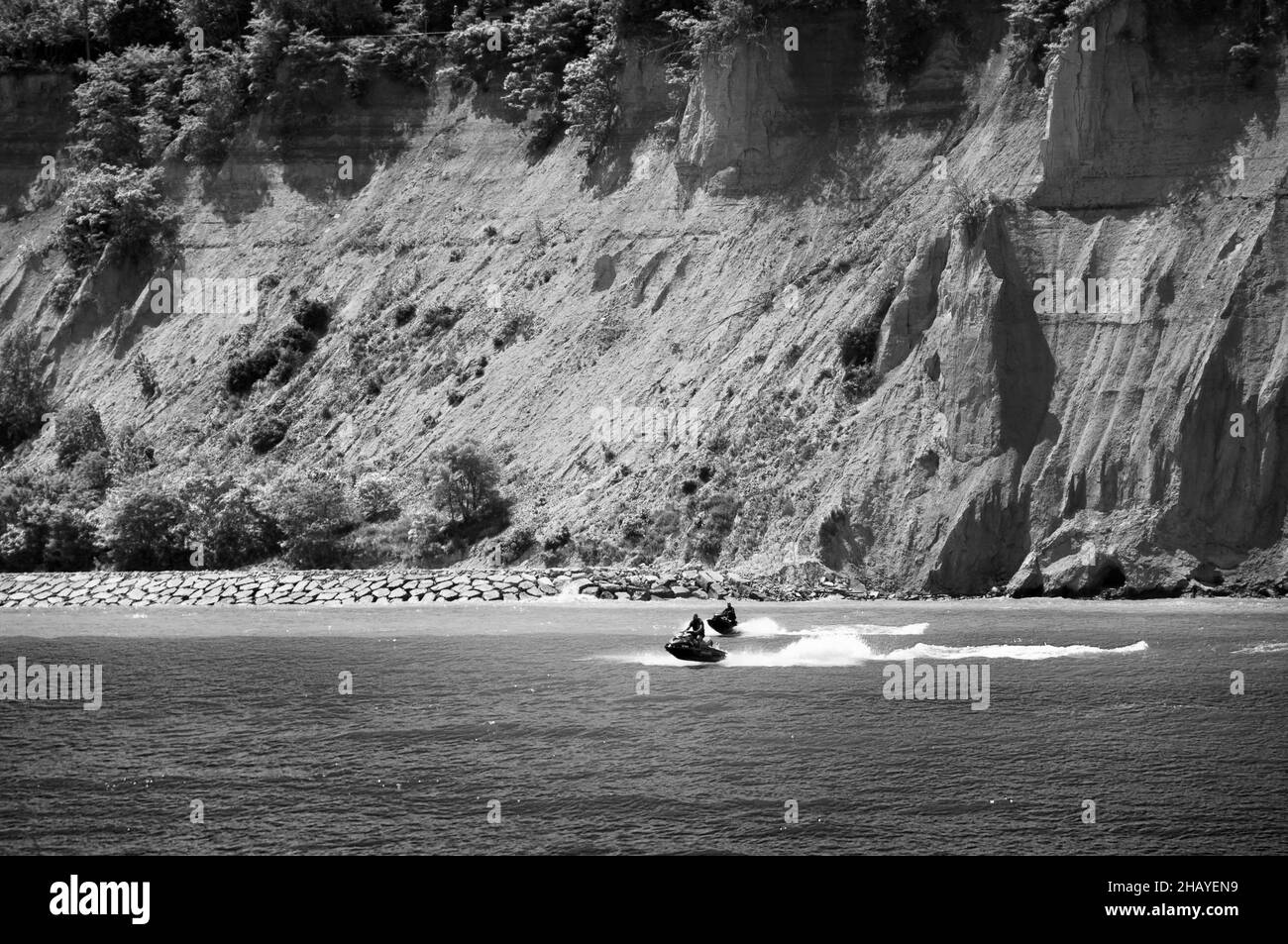 Sole, rocce, acqua. Scooter veloce nelle acque del lago Ontario allo Scarborough Bluffs Park, la destinazione all'aperto della città popolare tra gli Foto Stock