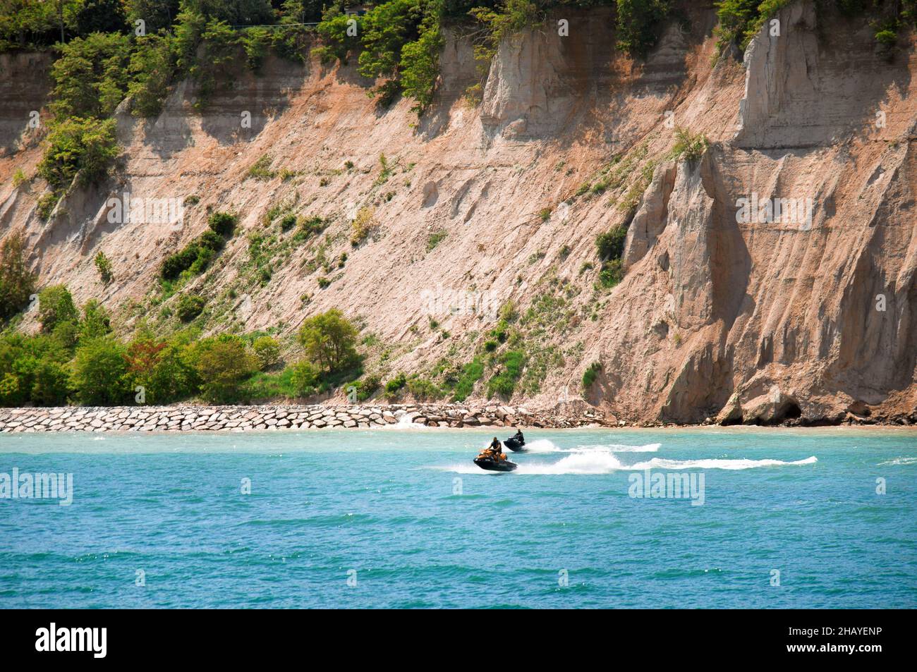 Sole, rocce, acqua. Scooter veloce nelle acque del lago Ontario allo Scarborough Bluffs Park, la destinazione all'aperto della città popolare tra gli Foto Stock
