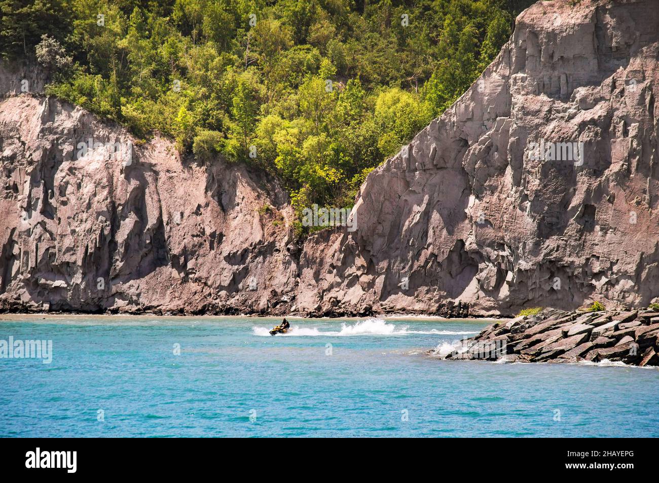 Sole, rocce, acqua. Scooter veloce nelle acque del lago Ontario allo Scarborough Bluffs Park, la destinazione all'aperto della città popolare tra gli Foto Stock