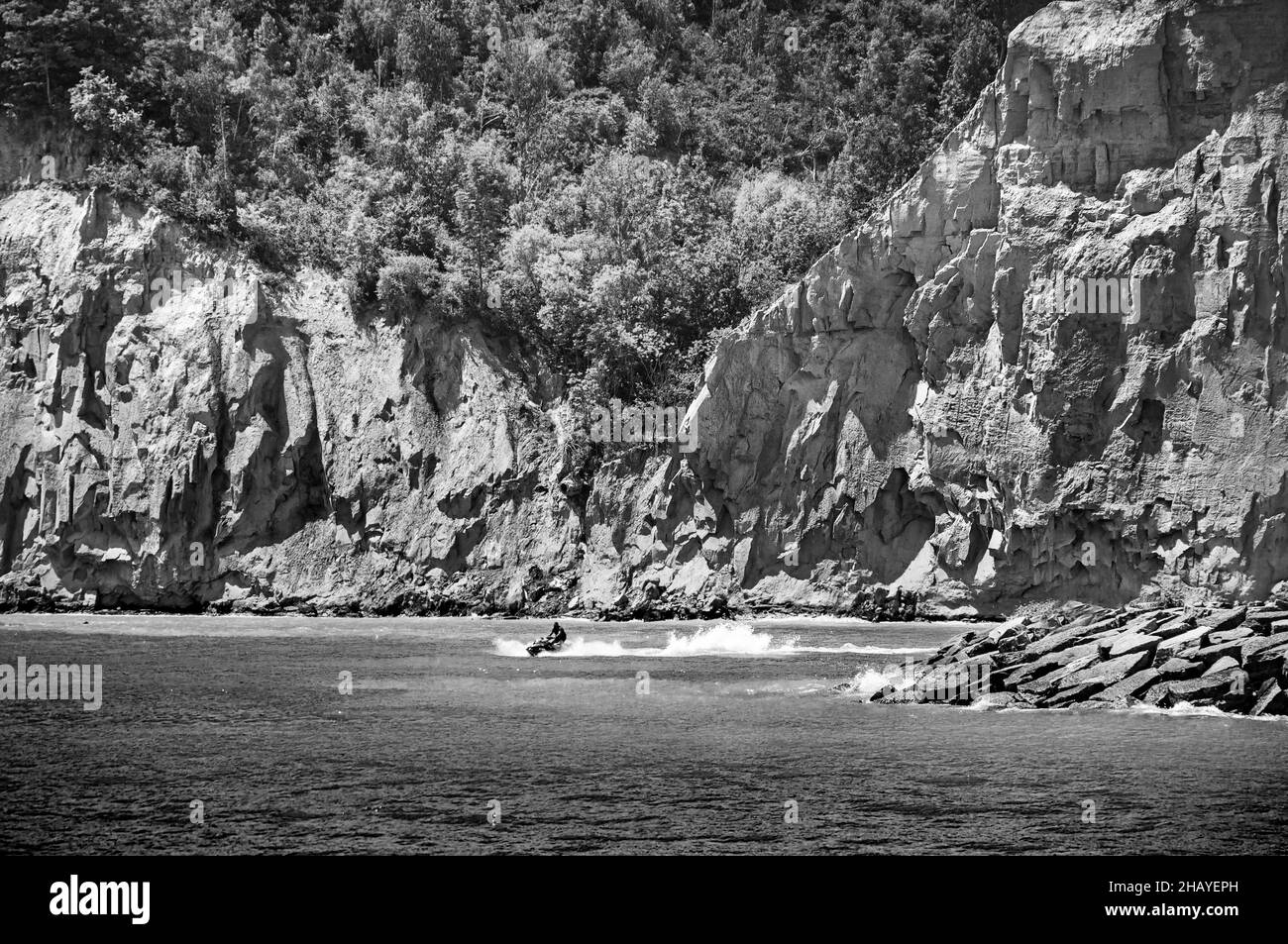 Sole, rocce, acqua. Scooter veloce nelle acque del lago Ontario allo Scarborough Bluffs Park, la destinazione all'aperto della città popolare tra gli Foto Stock
