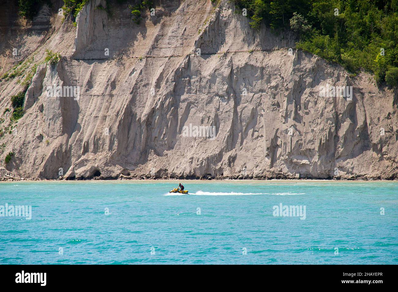 Sole, rocce, acqua. Scooter veloce nelle acque del lago Ontario allo Scarborough Bluffs Park, la destinazione all'aperto della città popolare tra gli Foto Stock