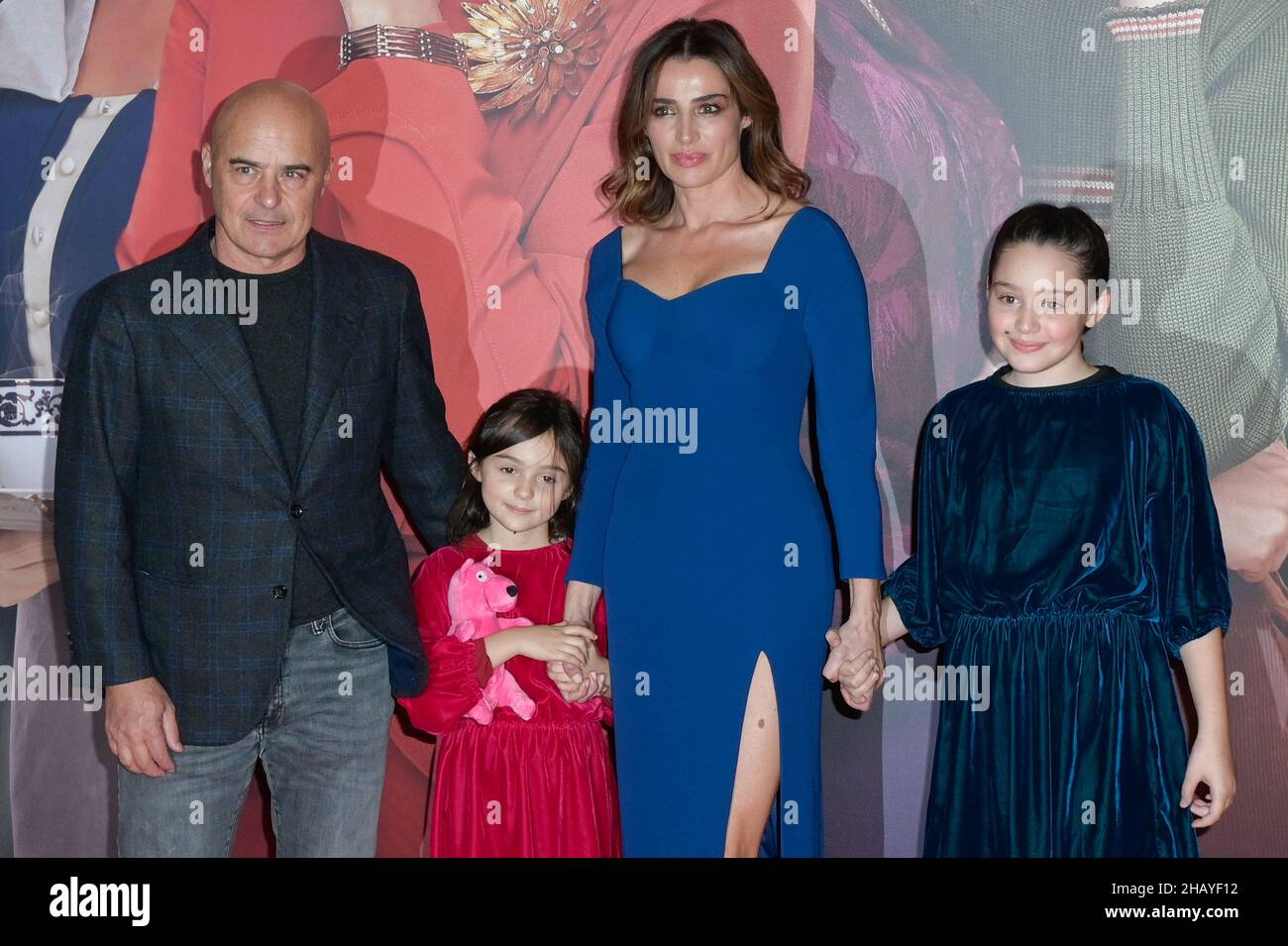 Roma, Italia. 15th Dic 2021. Luca Zingaretti, Luisa Ranieri con Emma e Bianca Zingaretti assistono al tappeto rosso del film 7 non e un mistero allo Space Cinema moderno. Credit: SOPA Images Limited/Alamy Live News Foto Stock