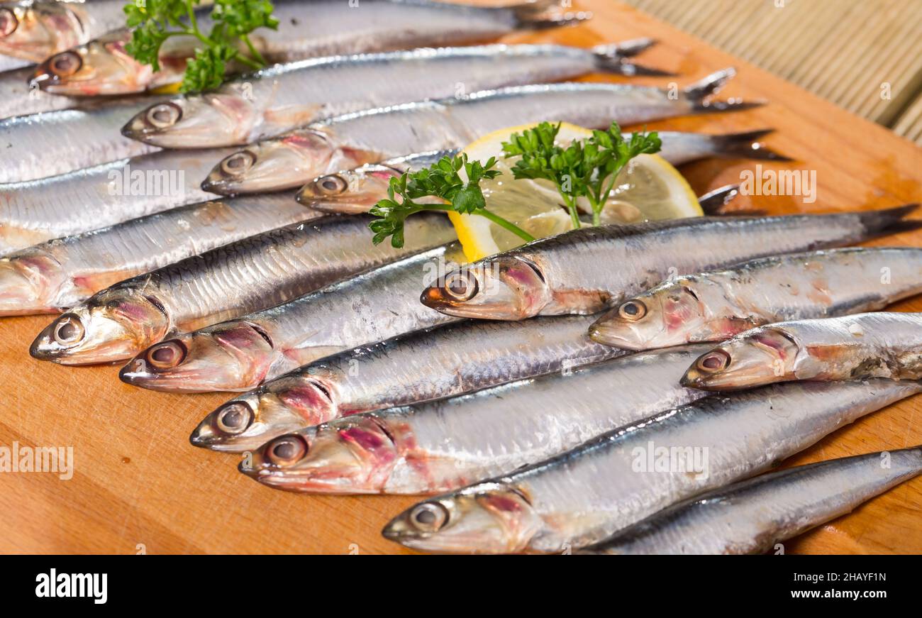 Acciughe europee sottaceto con limone e verdure Foto Stock