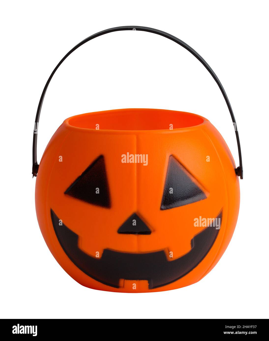 Benna in Pumpkin di plastica Jack o Lantern tagliata su bianco. Foto Stock