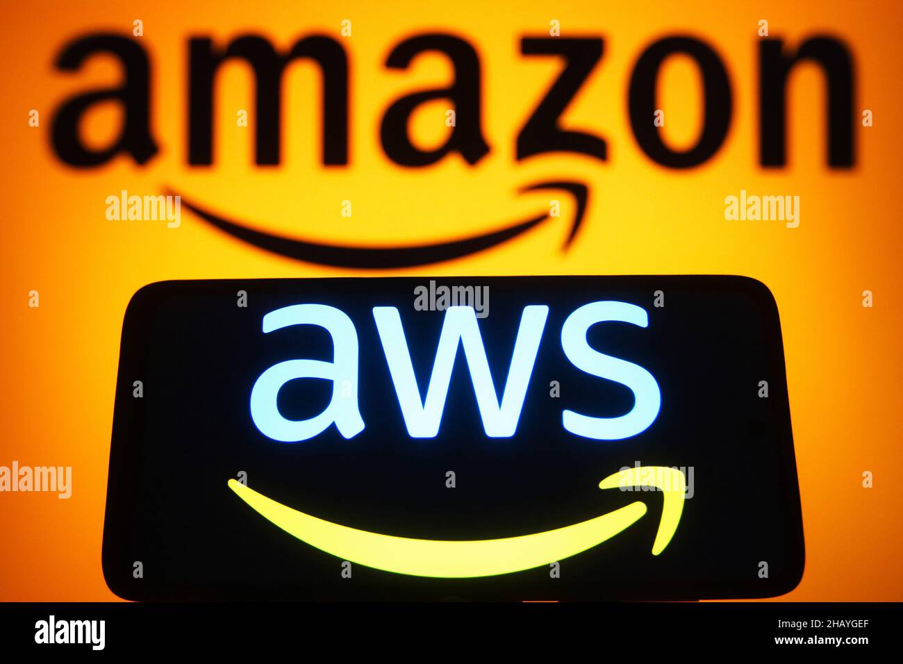 Ucraina. 15th Dic 2021. In questa illustrazione, il logo Amazon Web Services Inc. (AWS) viene visualizzato su uno smartphone e sullo sfondo. (Foto di Pavlo Gonchar/SOPA Images/Sipa USA) Credit: Sipa USA/Alamy Live News Foto Stock