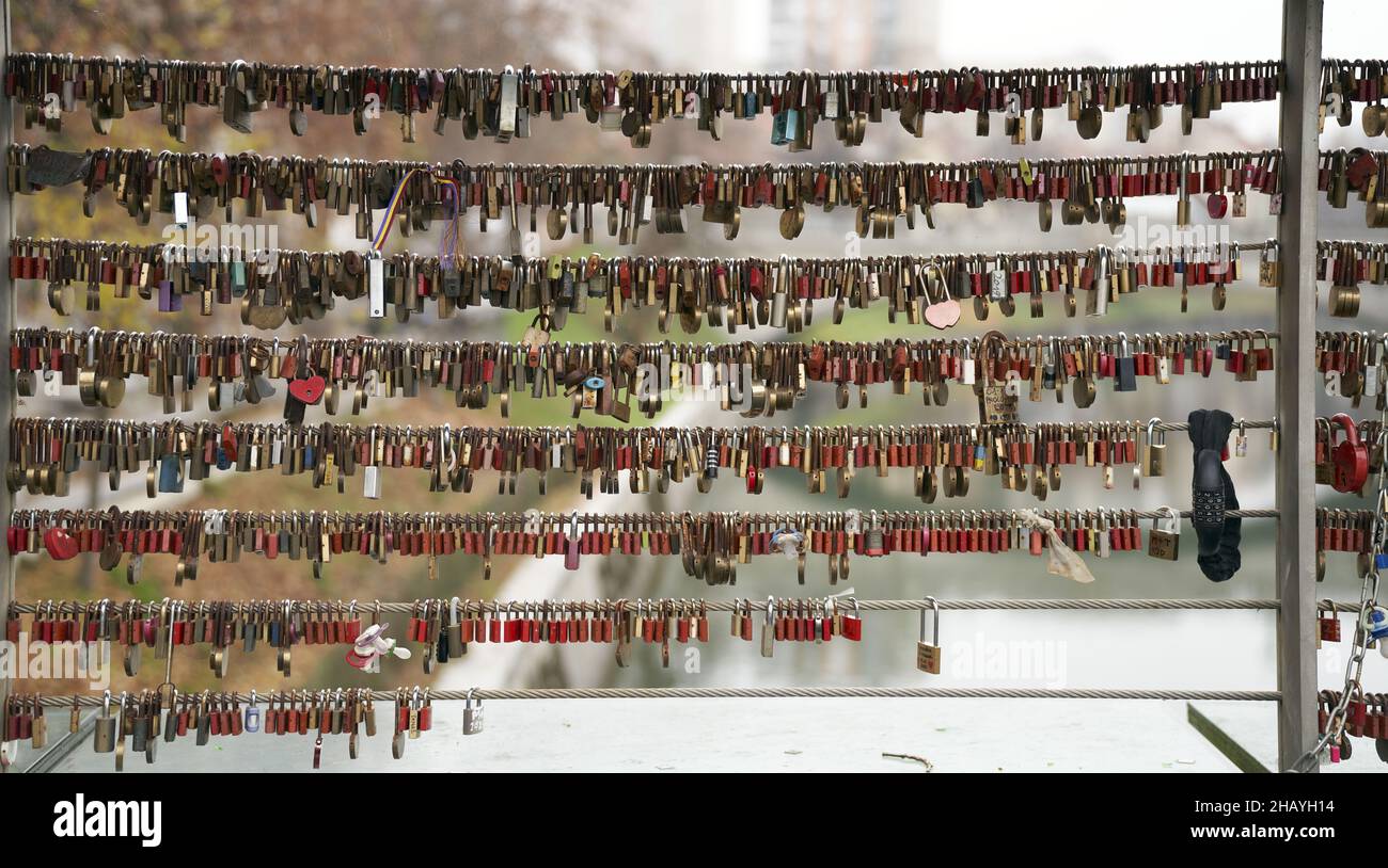 Fuoco selettivo girato di un ponte pieno di lucchetti appesi per amore Foto Stock