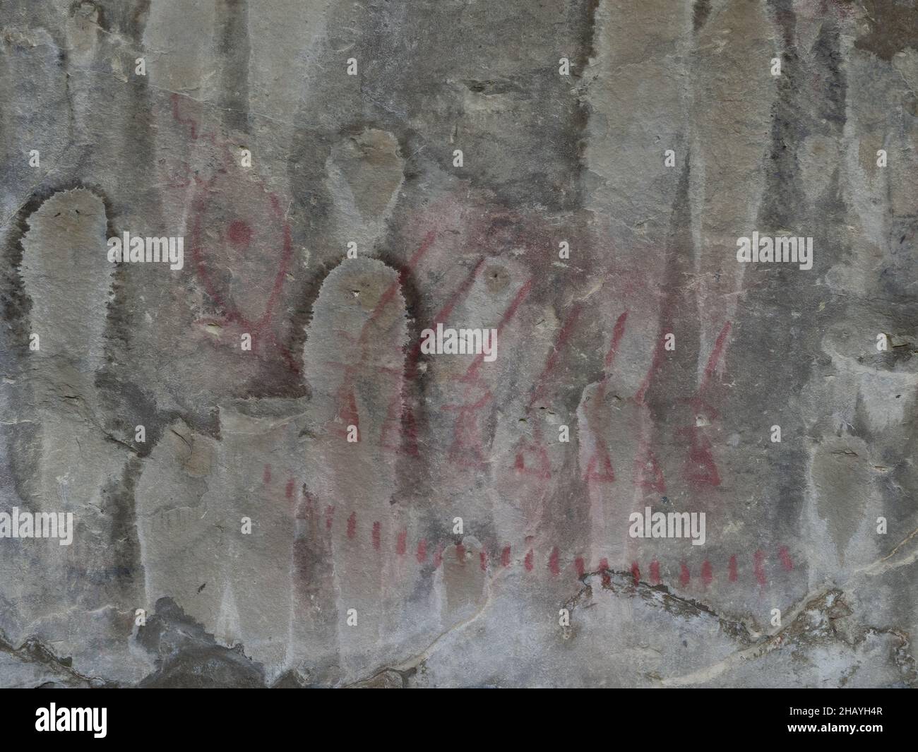 Primo piano di armi e un conteggio di nemici caduti su una parete di grotta al Pictograph state Park di Billings, Montana Foto Stock