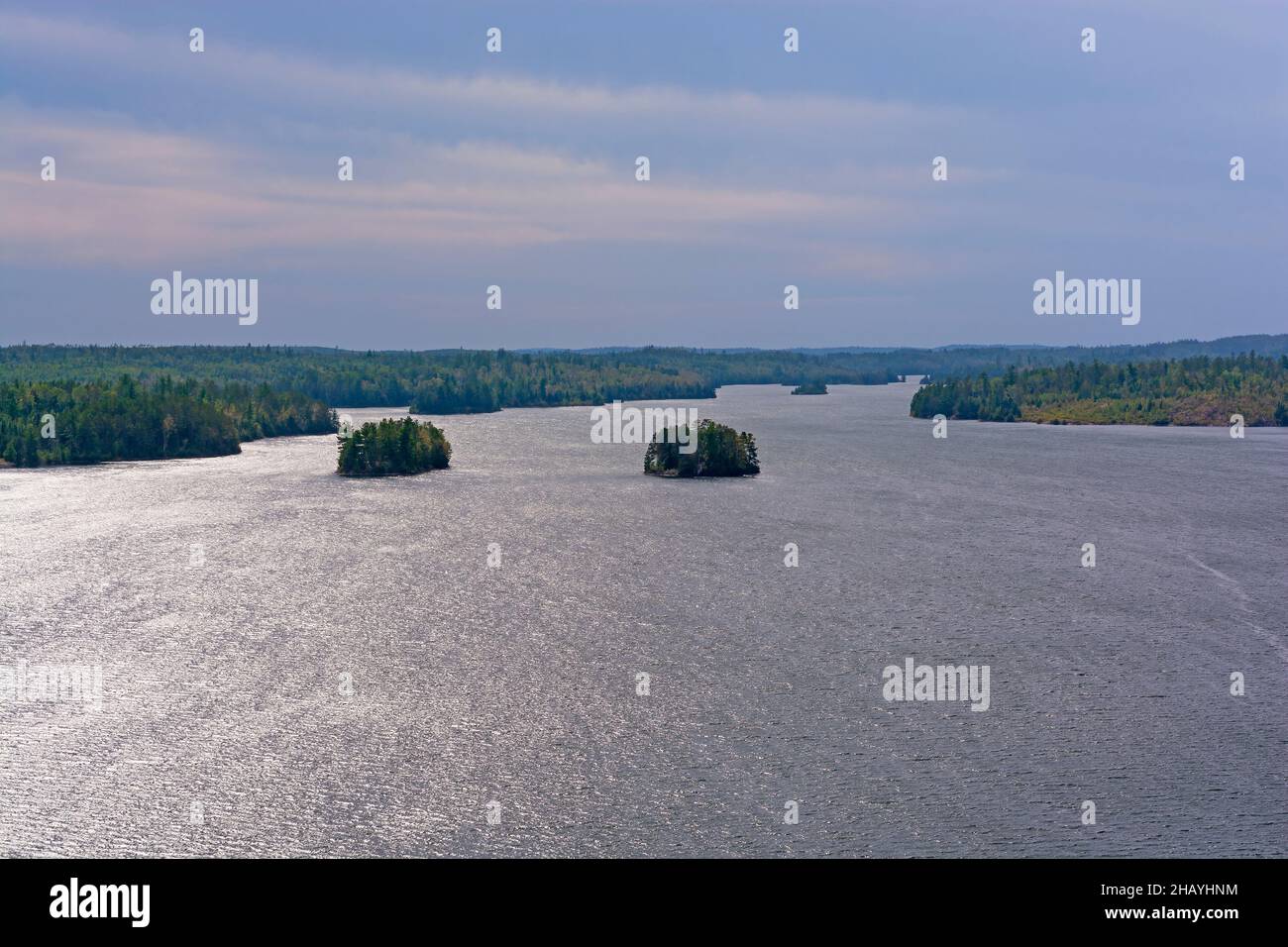 Nuvole di caduta sopra i grandi boschi del Nord nelle acque di confine in Minnesota Foto Stock