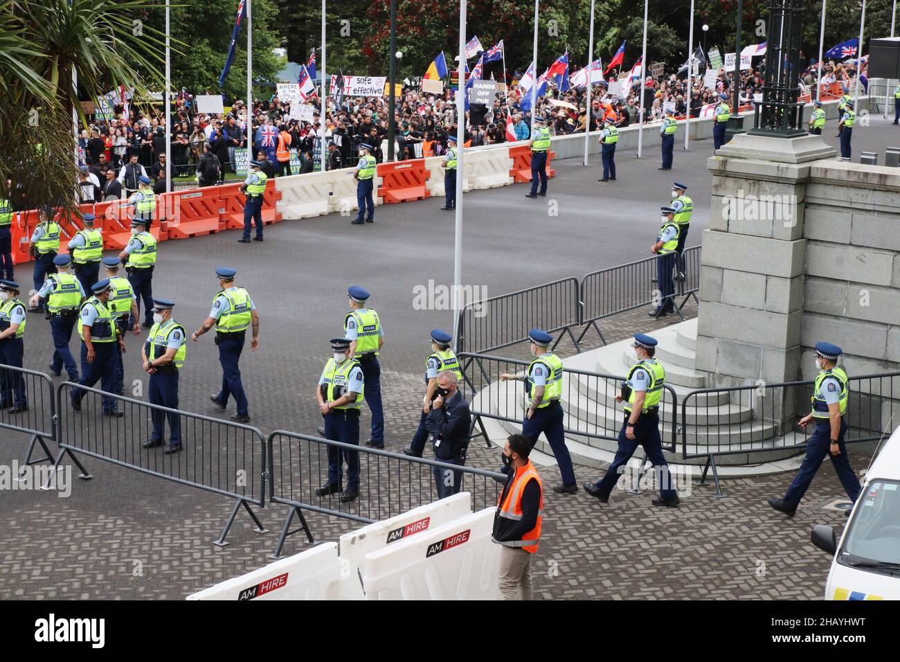 Wellington, Nuova Zelanda. 16 dicembre 2021: Gli ufficiali di polizia si marciano per sorvegliare l'ingresso al Parlamento neozelandese durante una protesta contro i mandati di impiego del vaccino Covid-19 e le restrizioni sulle persone non vaccinate che entrano in bar, ristoranti e in alcuni altri luoghi. Credit: Lynn Grieveson/Alamy Live News Foto Stock