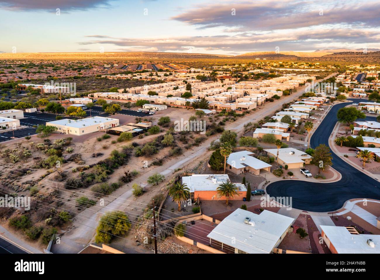 Arizona comunità tetti di piccole città con asfalto nuovo su strada Foto Stock