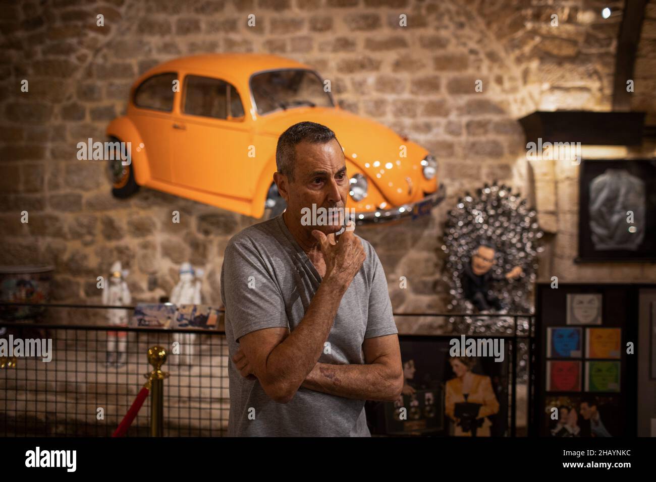 Tel Aviv, Israele. 08th Dic 2021. L'illusionista israeliano-britannico e l'ospite televisivo Uri Geller parla del suo lavoro al suo museo a Jaffa. (A dpa: 'URI Geller mette i ritocchi finali al suo museo a Tel Aviv') Credit: Ilia Yefimovich/dpa/Alamy Live News Foto Stock