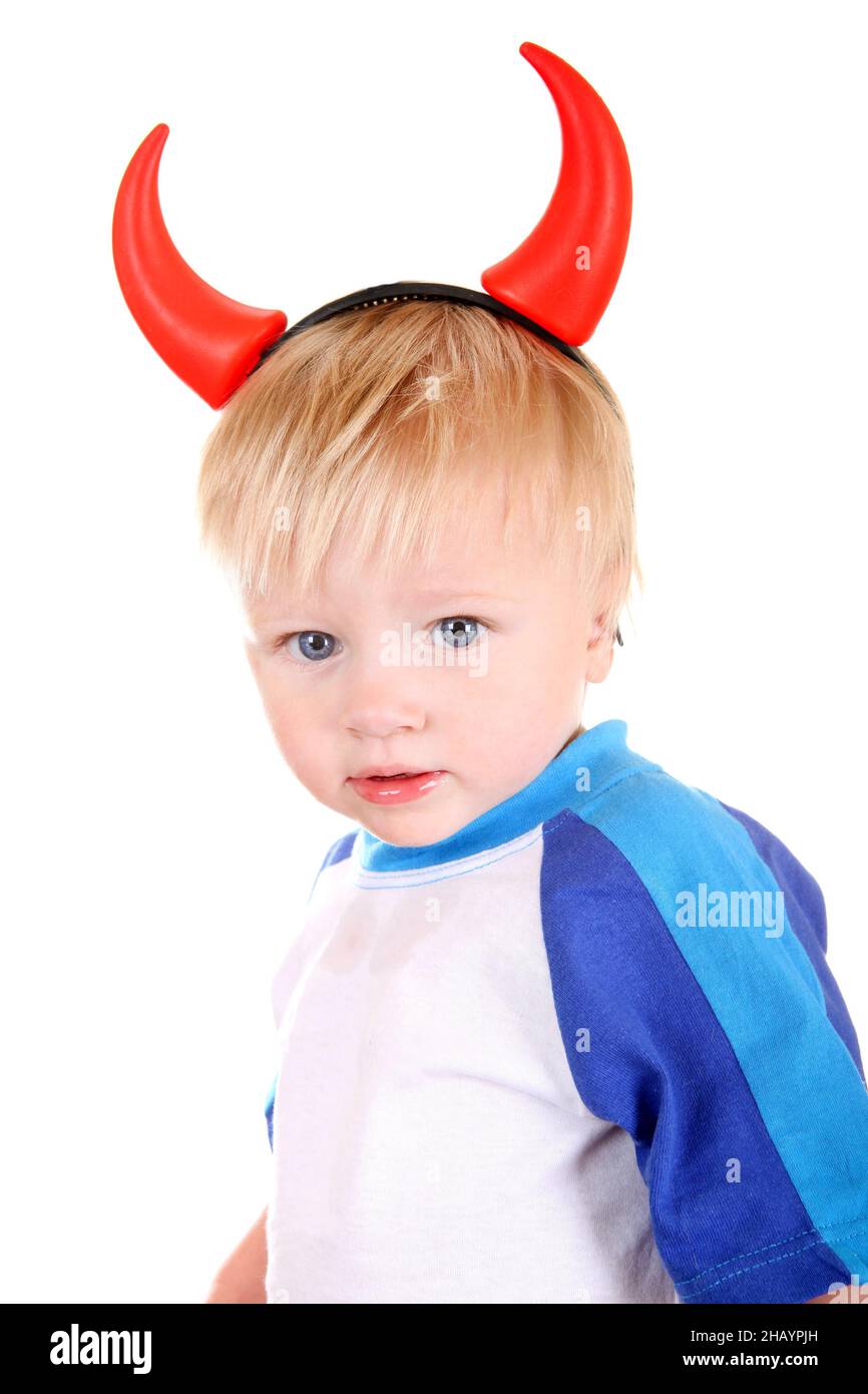 Baby Boy con corna del diavolo sulla testa isolato sullo sfondo bianco Foto Stock