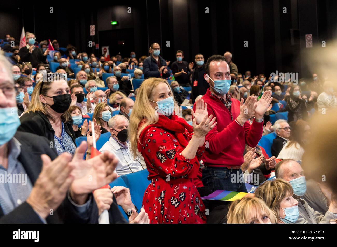 Il pubblico applaude alla fine dell'incontro. Il primo incontro di Anne Hidalgo, rappresentante del partito socialista alle elezioni presidenziali francesi del 2022, ha riunito poco più di 1000 persone. Il suo punteggio stimato al 3% negli ultimi sondaggi pone un problema di finanziamento della campagna elettorale. Sarà necessario raggiungere almeno un punteggio del 5% nel primo turno per ottenere un rimborso delle spese di campagna da parte dello Stato. Alla riunione di Perpignan, i militanti hanno dato solo 580 euro al conto di finanziamento della campagna. Foto Stock