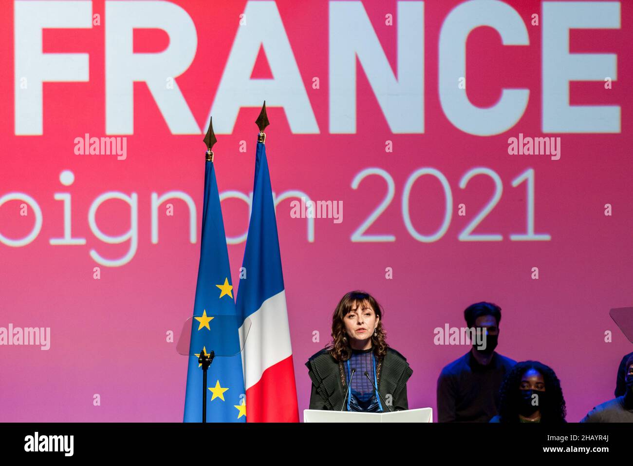 Perpignan, Francia. 12th Dic 2021. Carole Delga, presidente della regione dell'Occitanie, ha tenuto un discorso durante un incontro a Perpignan. Il primo incontro di Anne Hidalgo, rappresentante del partito socialista alle elezioni presidenziali francesi del 2022 ha riunito appena 1000 persone. Il suo punteggio stimato al 3% negli ultimi sondaggi pone un problema di finanziamento della campagna elettorale. Sarà necessario raggiungere almeno un punteggio del 5% nel primo turno per ottenere un rimborso delle spese di campagna da parte dello Stato. Alla riunione di Perpignan, i militanti hanno dato solo 580 euro alla ca Foto Stock