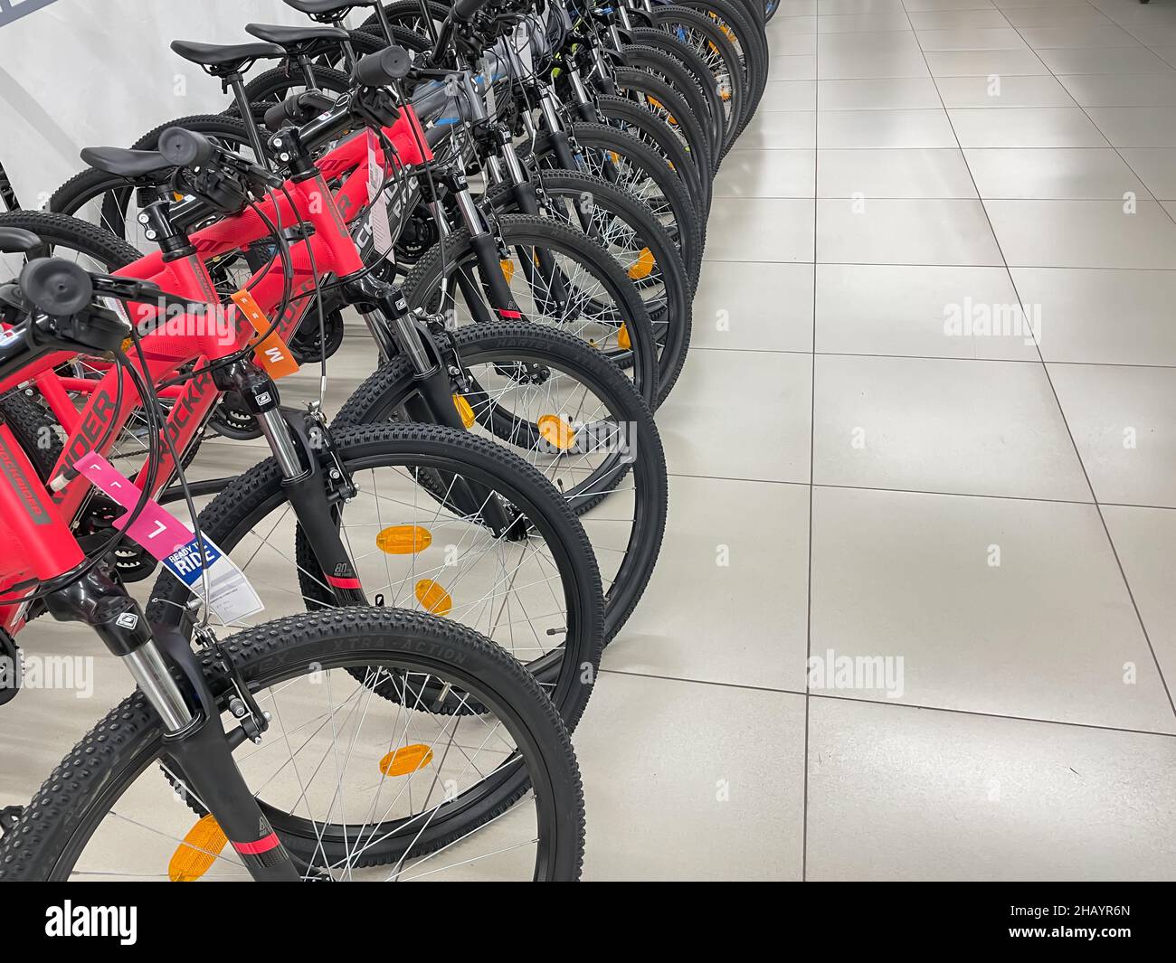 Nuove biciclette parcheggiate in fila per la vendita in un negozio al dettaglio a Pune India il 29 settembre 2021 Foto Stock