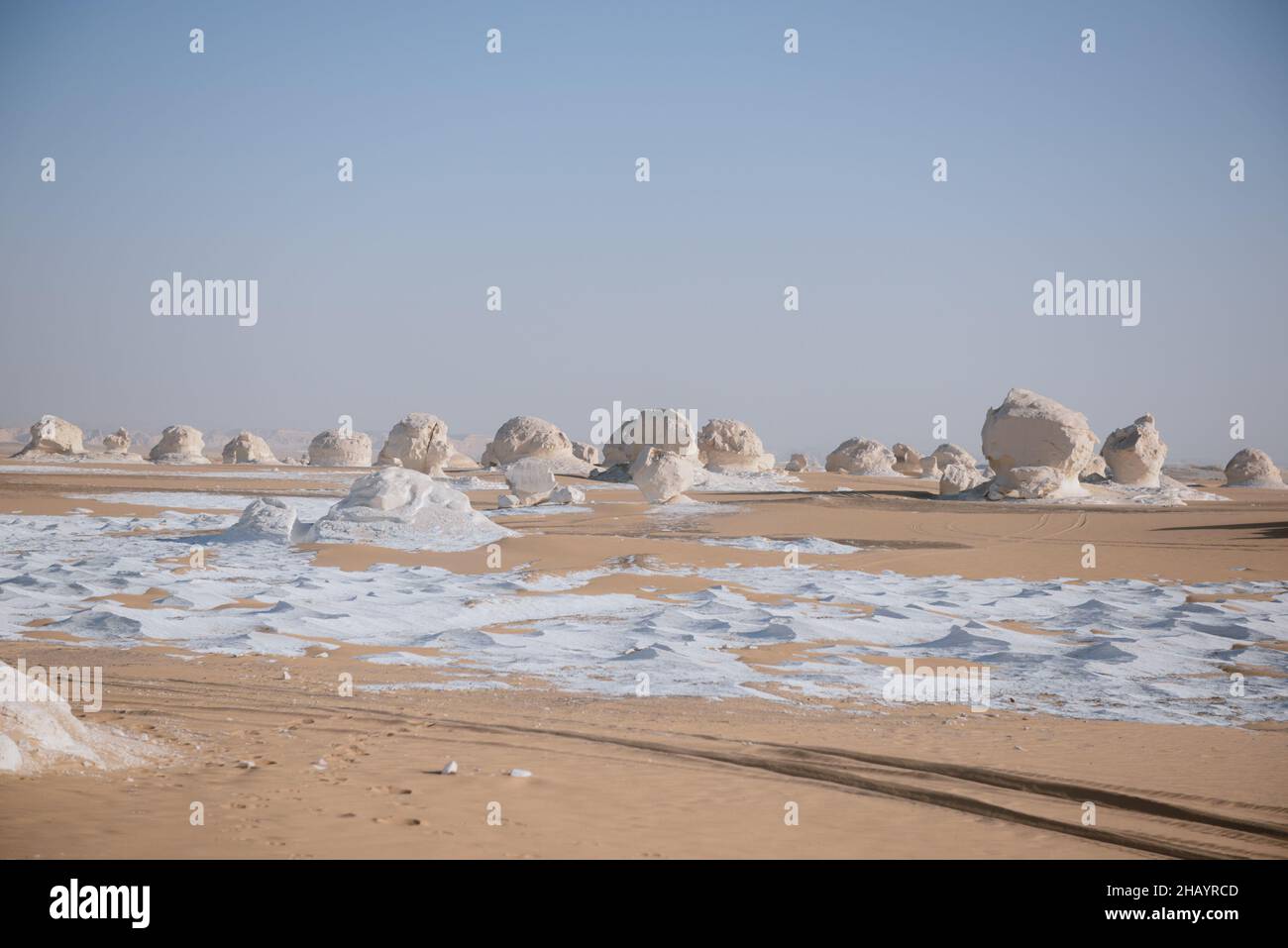 Formazioni rocciose a forma di fungo nel deserto Bianco, Farafra, Egitto Foto Stock