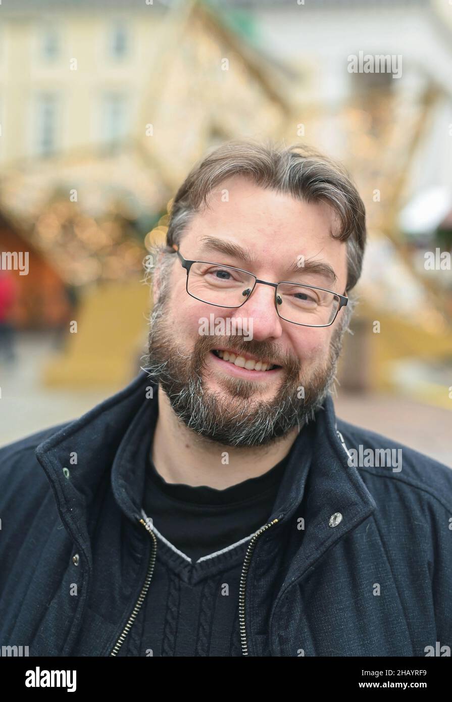 Karlsruhe, Germania. 08th Dic 2021. René Reichelt si trova sul mercato. René Reichelt è entusiasta di vedere chi celebrerà il Natale con quest'anno. Spera di poter ospitare ancora una volta una o più persone che altrimenti non avrebbero nessuno a cui andare in vacanza. (To dpa: ''Build a bigger table' - Celebrate Christmas with Strangers') Credit: Uli Deck/dpa/Alamy Live News Foto Stock