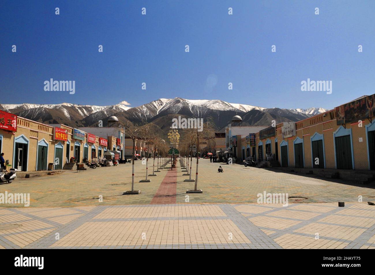 La piazza commerciale della città di una piccola città nella provincia settentrionale di Xinjiang in Cina. Foto Stock