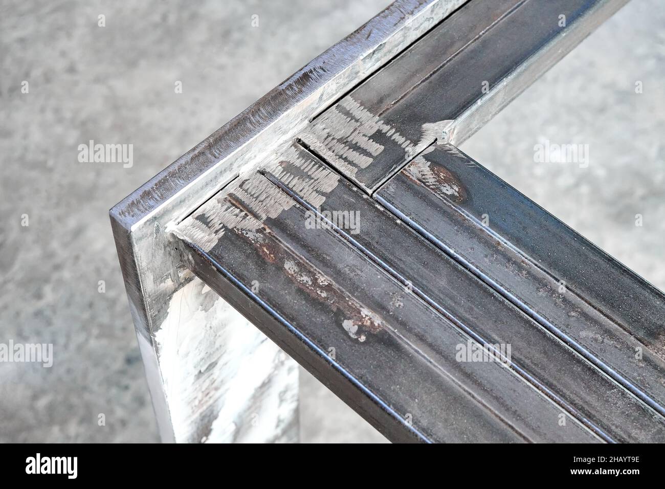 Base del tavolo in metallo saldata da lamiere e tubi rettangolari nella vista del piano d'officina Foto Stock