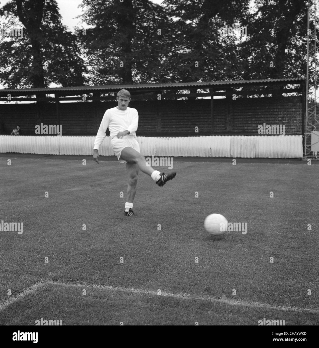 Foto del file datata 10-07-1966 di Roger Hunt in Inghilterra durante una sessione di allenamento al Wembley FC. Data di emissione: Giovedì 16 dicembre 2020. Foto Stock