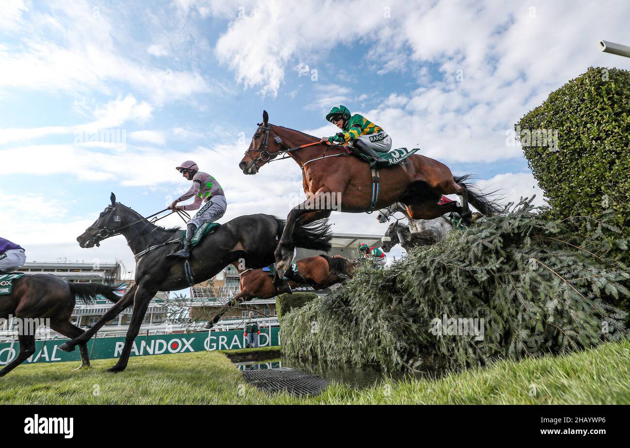 Nel 2021 è stato un altro anno ricco di eventi sportivi. Qui, l'agenzia di notizie PA prende uno sguardo all'anno sportivo attraverso le migliori immagini. Foto del file datata 10-04-2021 del Minella Times cavalcato da Rachael Blackmore libera l'acqua sulla strada per la vittoria nel Grand National ad Aintree. Blackmore è diventata la prima jockey femminile a vincere la famosa gara, che si è tenuta a porte chiuse per la prima volta nella sua storia. Data di emissione: Giovedì 16 dicembre 2021. Foto Stock