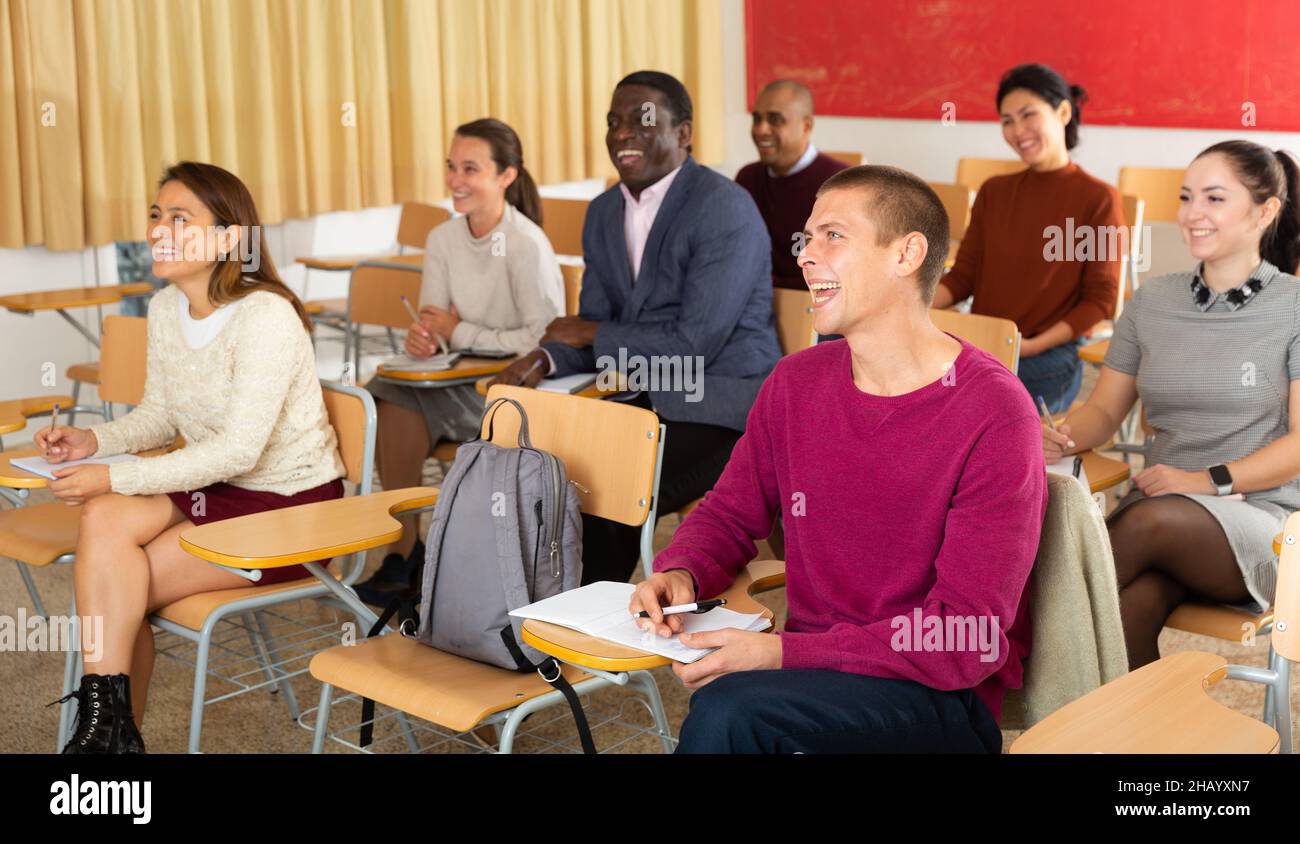 Studenti adulti nello studio con i loro colleghi, Focus on european man Foto Stock
