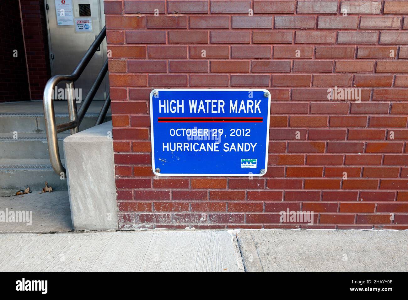 Segnaletica "High Water Mark" che commemora il punto più alto di alluvione in questo particolare luogo durante l'uragano Sandy, New York. Foto Stock