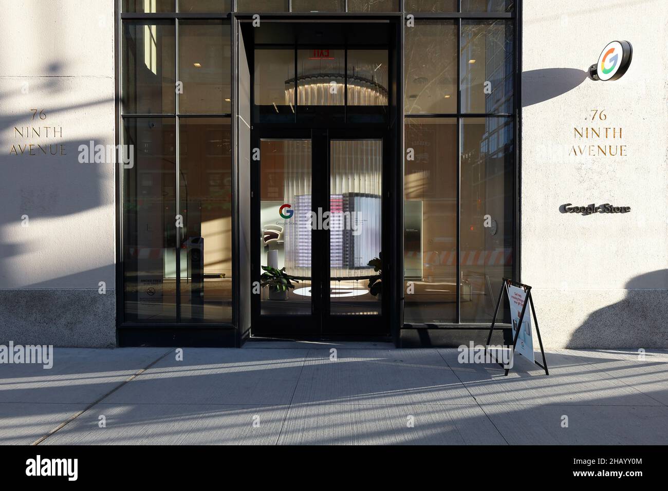 Google Store, 76 9th Ave, New York, New York storefront foto di una tecnologia, e negozio di elettronica di consumo nel quartiere Chelsea di Manhattan. Foto Stock