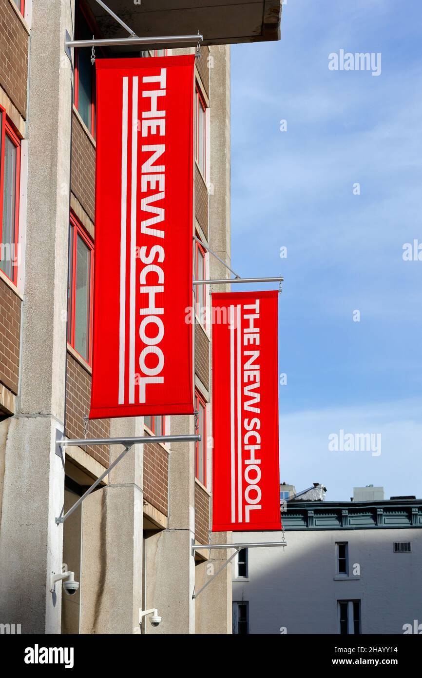 Le bandiere verticali della New School appendono fuori un edificio dormitorio illuminato dal sole a New York, NY. Foto Stock