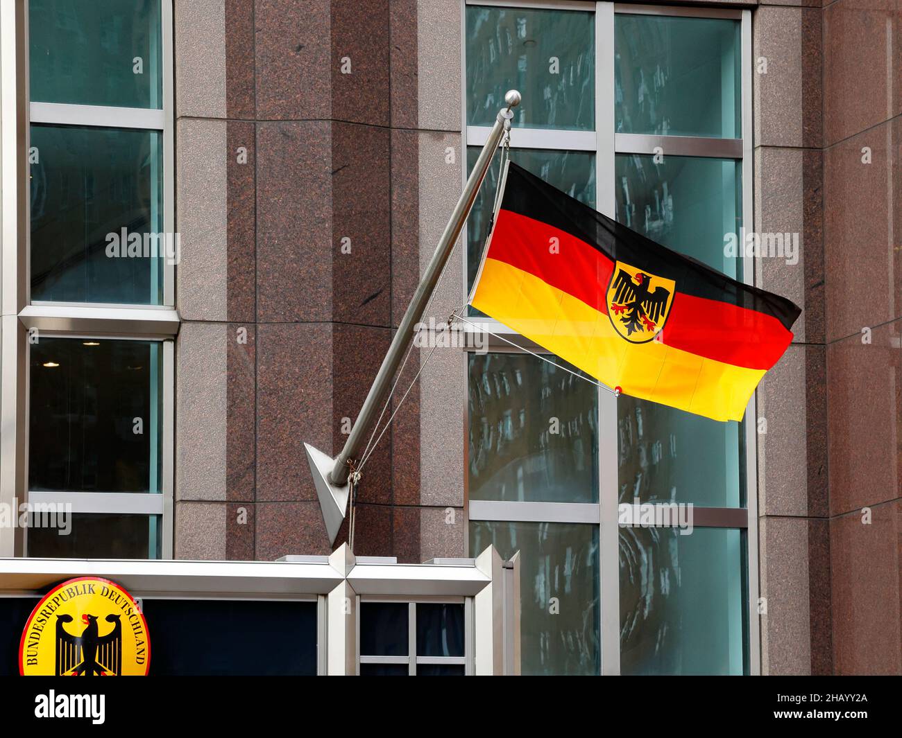 Bandiera di Stato della Germania al di sopra dell'ufficio del Consiglio Generale della Germania a New York. Die Flagge der Bundesrepublik Deutschland. Foto Stock