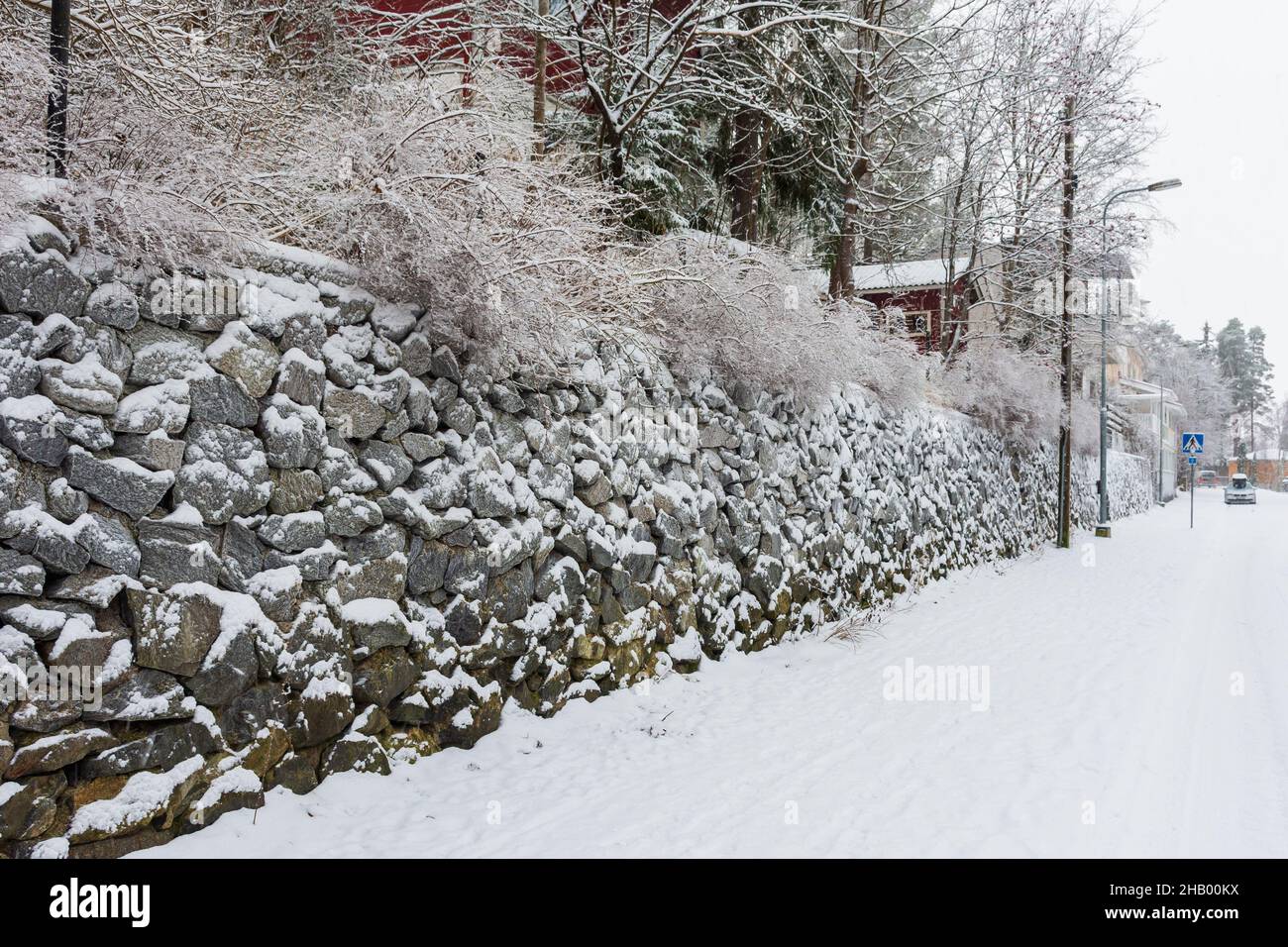 Muro di pietra ghiacciato in via Varalankatu a Tahmela Tampere Finlandia Foto Stock