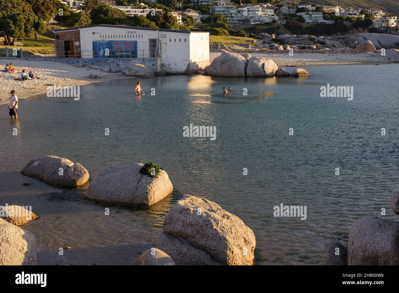 La piscina di marea nel sobborgo costiero di Camp's Bay di Città del Capo. L'industria del turismo sudafricana è crollata dall'inizio della pandemia del 2020 COVID19 Foto Stock