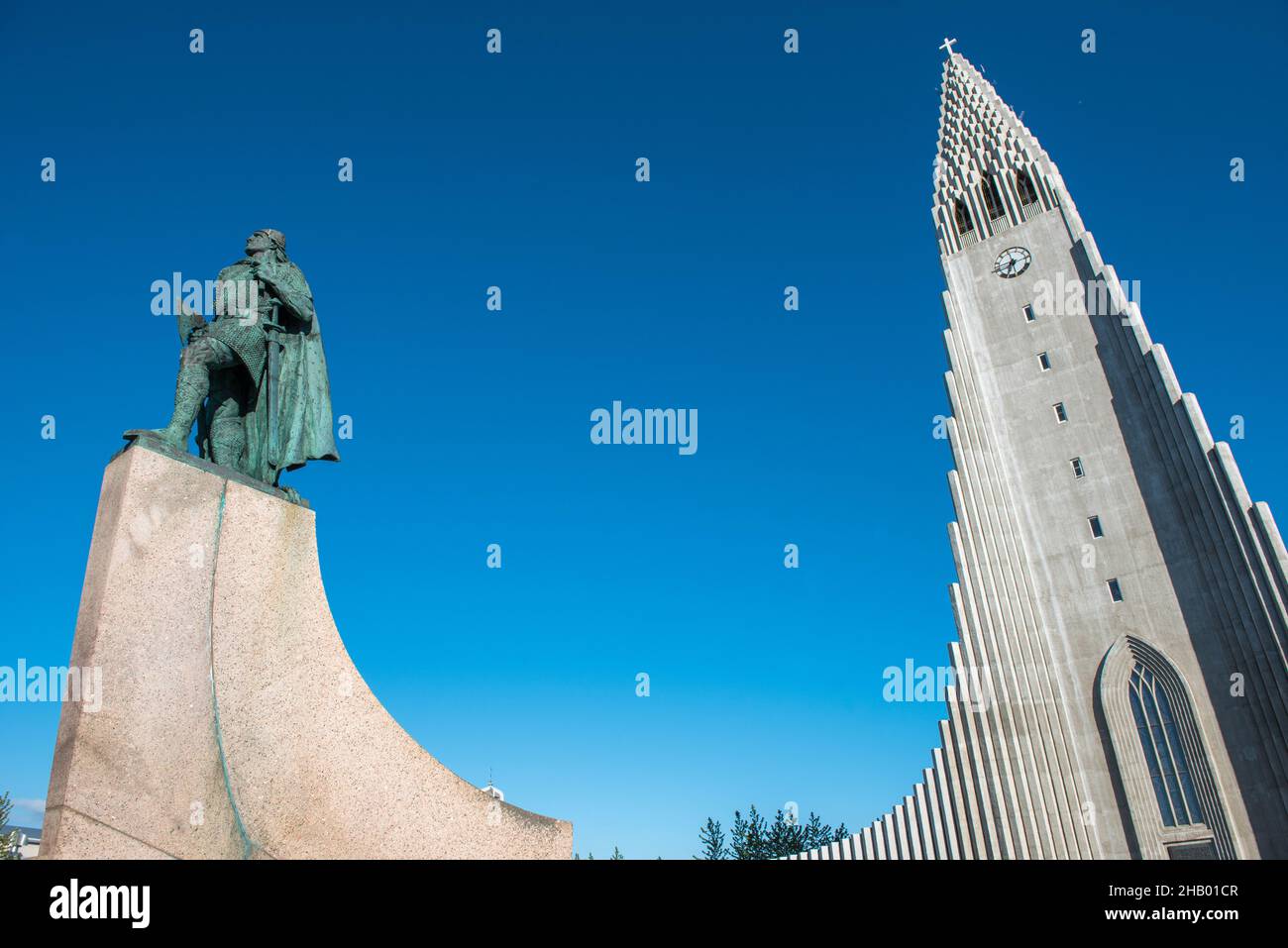 Hallgrimskirkja chiesa parrocchiale a Reykjavík, Islanda e la statua di explorer Leif Erikson Foto Stock